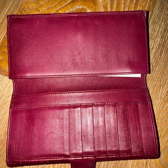 Excellent condition Gucci Burgundy Bow Flap Embossed Leather Wallet - Picture 6 of 7